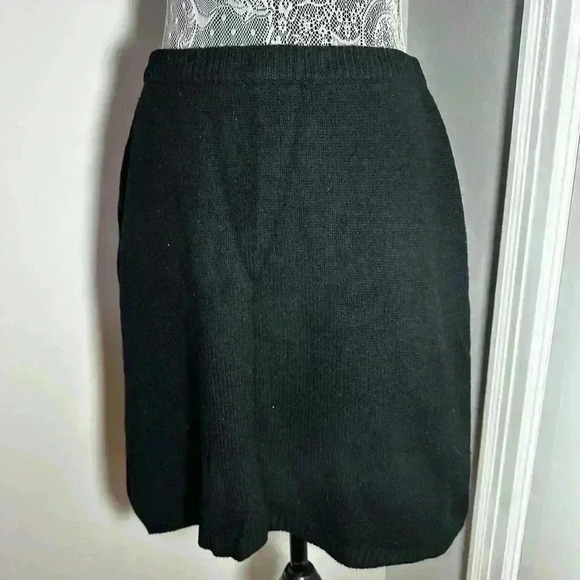 VTG 80’s GAP 100% wool Black Pencil Skirt. Three Button Accent. Elastic waist. - Picture 1 of 8